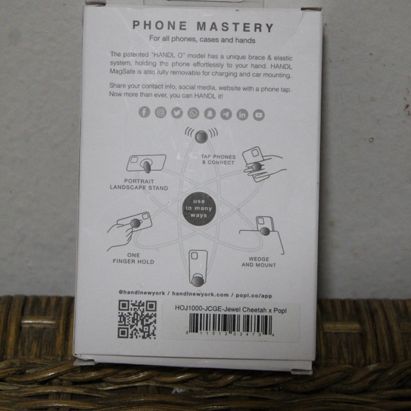 Handl New York MagSafe. Elastic Grip & Stand.  Rhinestone Cheetah Head. - Picture 4 of 6